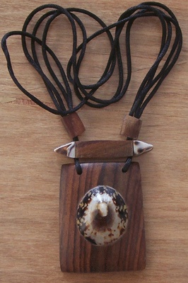 shell necklace with sono wood
