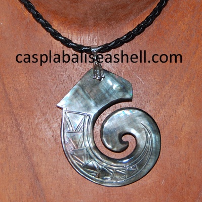 shell necklace art carviing