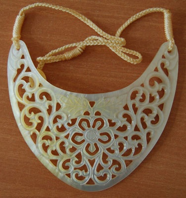 shell necklace carving art