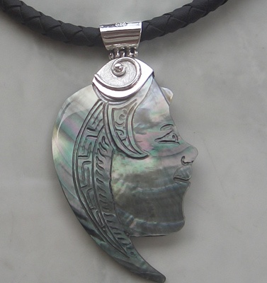 Face Carved Mop Black Pendant